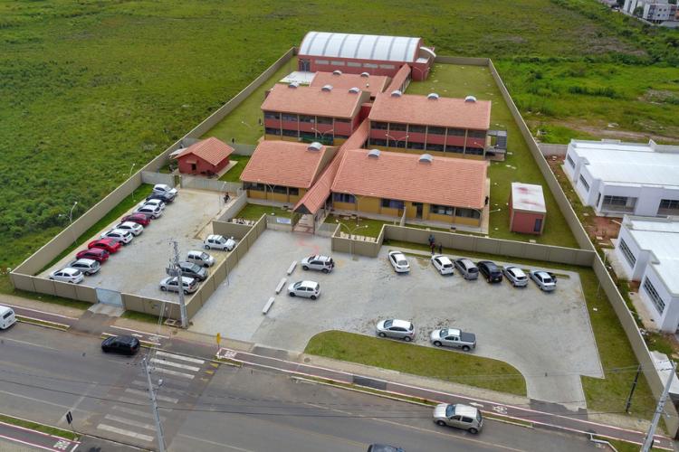 Em Campina Grande do Sul, 700 alunos iniciam o ano em Colégio novo e a população terá Ruas com asfalto