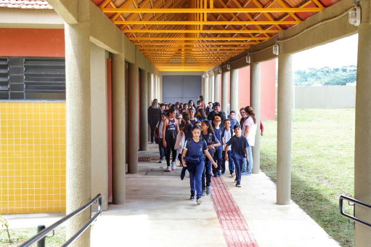 Em Campina Grande do Sul, 700 alunos iniciam o ano em Colégio novo e a população terá Ruas com asfalto