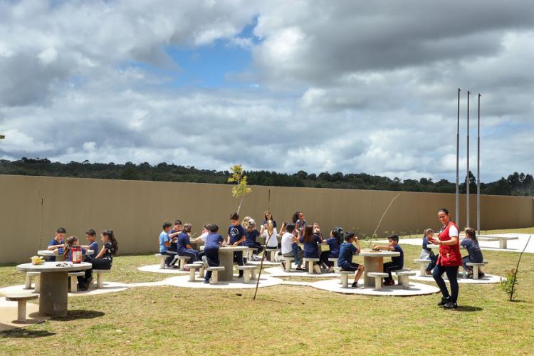 Em Campina Grande do Sul, 700 alunos iniciam o ano em Colégio novo e a população terá Ruas com asfalto