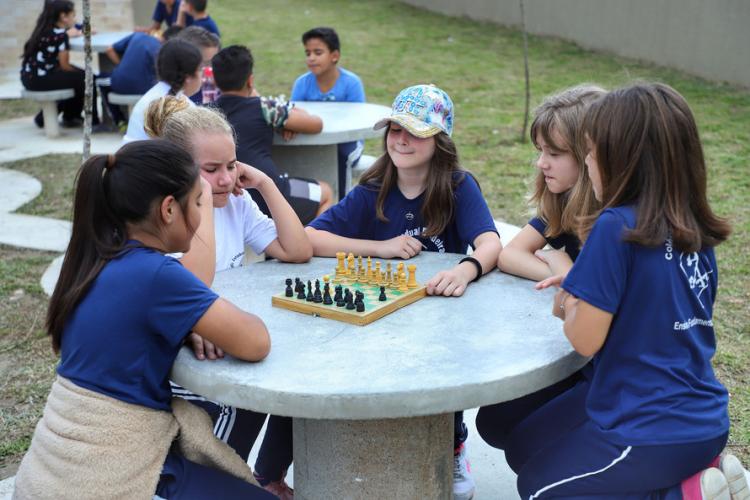 Em Campina Grande do Sul, 700 alunos iniciam o ano em Colégio novo e a população terá Ruas com asfalto
