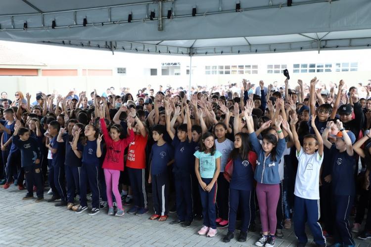 Em Campina Grande do Sul, 700 alunos iniciam o ano em Colégio novo e a população terá Ruas com asfalto