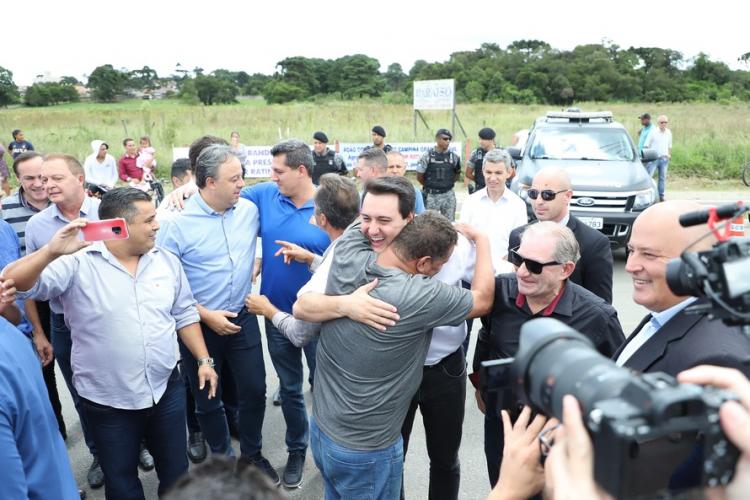 Em Campina Grande do Sul, 700 alunos iniciam o ano em Colégio novo e a população terá Ruas com asfalto