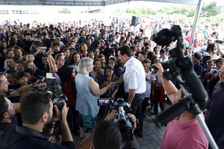 Em Campina Grande do Sul, 700 alunos iniciam o ano em Colégio novo e a população terá Ruas com asfalto