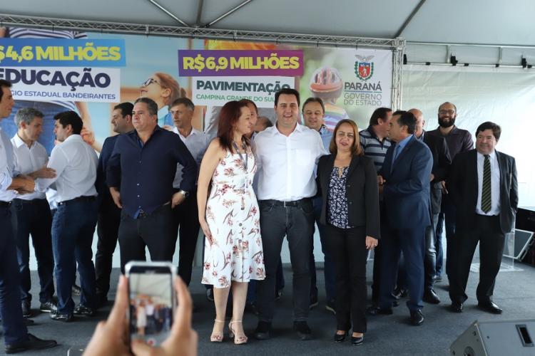 Em Campina Grande do Sul, 700 alunos iniciam o ano em Colégio novo e a população terá Ruas com asfalto