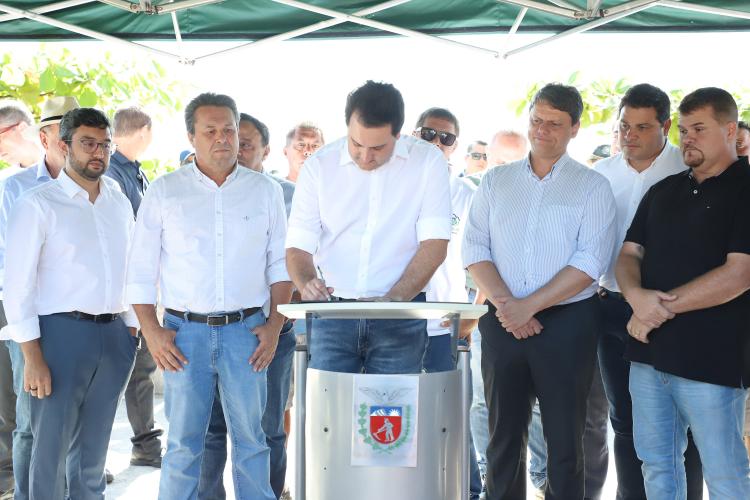 Governador autoriza início das obras dos trapiches da Ilha do Mel
