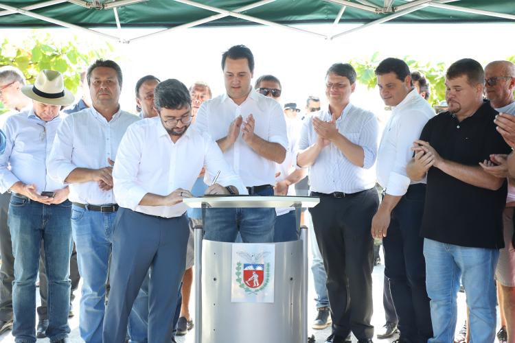 Governador autoriza início das obras dos trapiches da Ilha do Mel