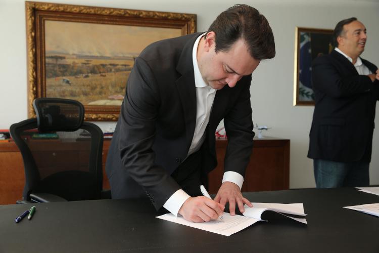 Governador sanciona Lei que proíbe corte de luz, água e gás