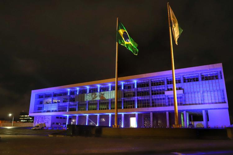 Projeções no Palácio Iguaçu em homenagem aos profissionais de Saúde