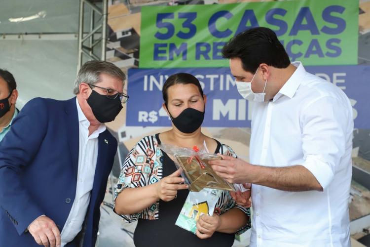 Famílias em vulnerabilidade recebem casas de graça do Estado do PR