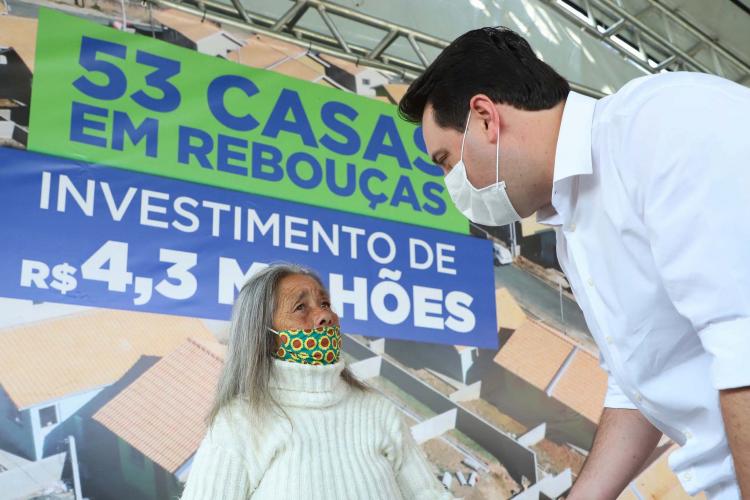 Famílias em vulnerabilidade recebem casas de graça do Estado do PR