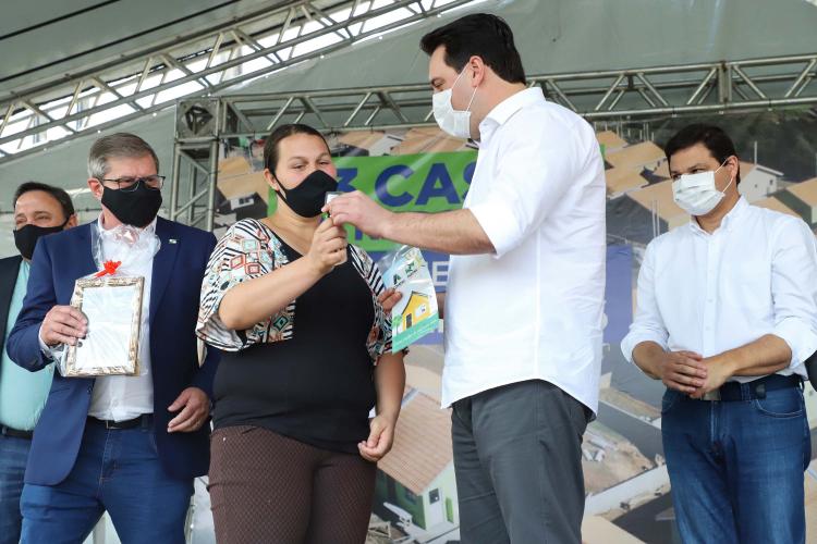 Famílias em vulnerabilidade recebem casas de graça do Estado do PR