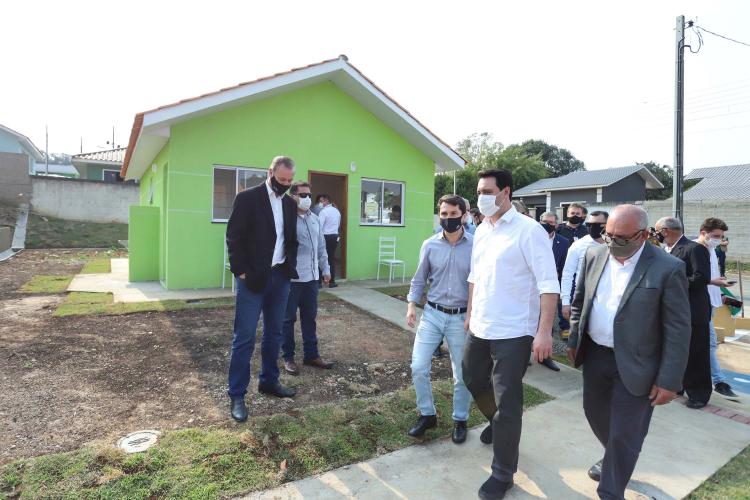 Famílias em vulnerabilidade recebem casas de graça do Estado do PR