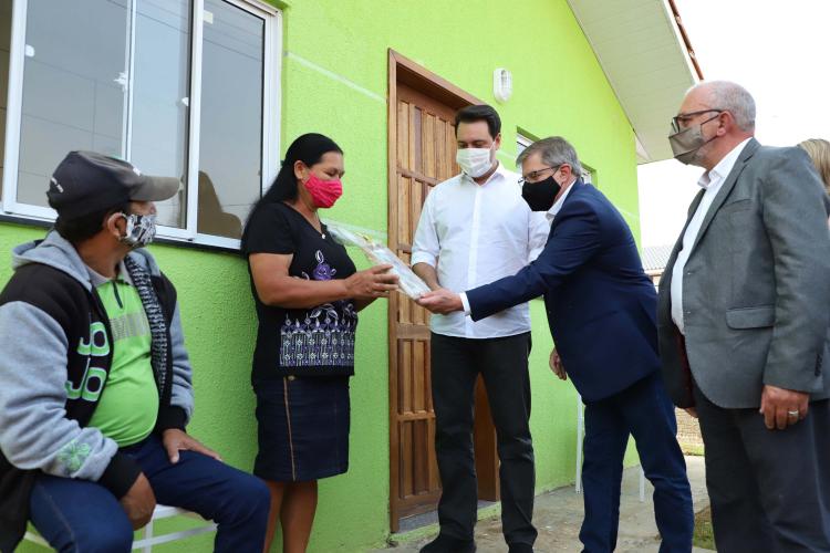 Famílias em vulnerabilidade recebem casas de graça do Estado do PR