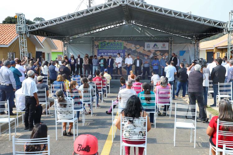 Famílias em vulnerabilidade recebem casas de graça do Estado do PR