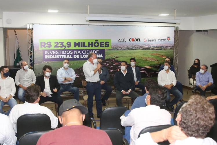 O governador Carlos Massa Ratinho Junior assinou nesta quinta-feira,15, a liberação de R$ 23,94 milhões para a construção do loteamento e da infraestrutura de instalação da Cidade Industrial de Londrina, no Norte do Paraná. O empreendimento vai gerar, pelo menos, 12 mil novos empregos – 4 mil diretos e 8 mil indiretos.
