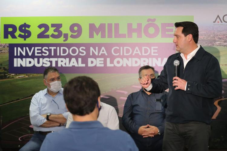 O governador Carlos Massa Ratinho Junior assinou nesta quinta-feira,15, a liberação de R$ 23,94 milhões para a construção do loteamento e da infraestrutura de instalação da Cidade Industrial de Londrina, no Norte do Paraná. O empreendimento vai gerar, pelo menos, 12 mil novos empregos – 4 mil diretos e 8 mil indiretos.