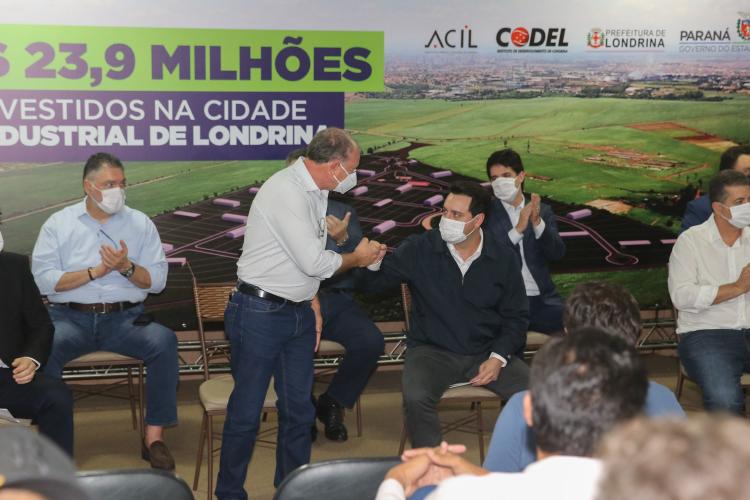 O governador Carlos Massa Ratinho Junior assinou nesta quinta-feira,15, a liberação de R$ 23,94 milhões para a construção do loteamento e da infraestrutura de instalação da Cidade Industrial de Londrina, no Norte do Paraná. O empreendimento vai gerar, pelo menos, 12 mil novos empregos – 4 mil diretos e 8 mil indiretos.