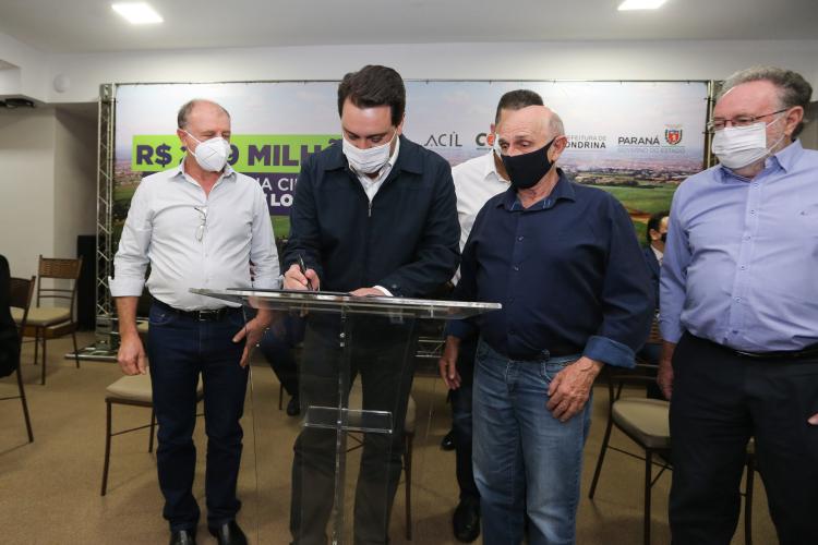 O governador Carlos Massa Ratinho Junior assinou nesta quinta-feira,15, a liberação de R$ 23,94 milhões para a construção do loteamento e da infraestrutura de instalação da Cidade Industrial de Londrina, no Norte do Paraná. O empreendimento vai gerar, pelo menos, 12 mil novos empregos – 4 mil diretos e 8 mil indiretos.