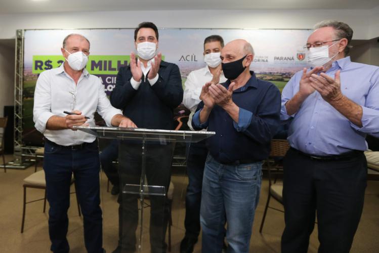 O governador Carlos Massa Ratinho Junior assinou nesta quinta-feira,15, a liberação de R$ 23,94 milhões para a construção do loteamento e da infraestrutura de instalação da Cidade Industrial de Londrina, no Norte do Paraná. O empreendimento vai gerar, pelo menos, 12 mil novos empregos – 4 mil diretos e 8 mil indiretos.