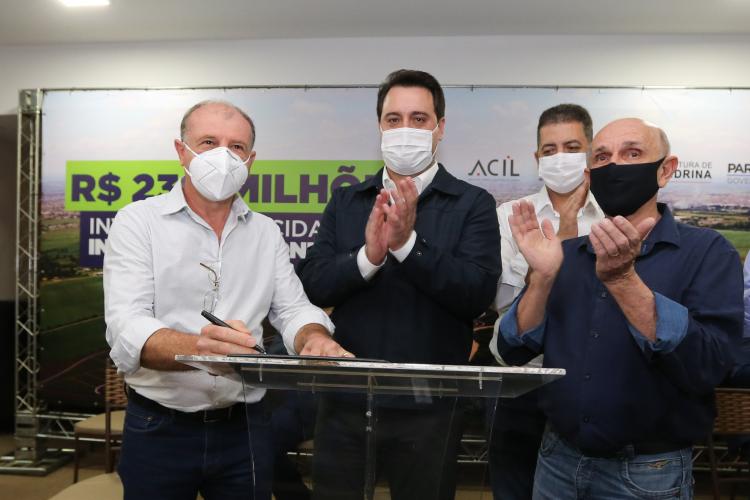 O governador Carlos Massa Ratinho Junior assinou nesta quinta-feira,15, a liberação de R$ 23,94 milhões para a construção do loteamento e da infraestrutura de instalação da Cidade Industrial de Londrina, no Norte do Paraná. O empreendimento vai gerar, pelo menos, 12 mil novos empregos – 4 mil diretos e 8 mil indiretos.