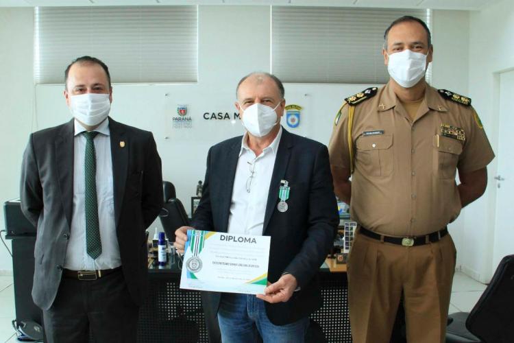 Secretário Ortega recebe a Medalha de Mérito da Casa Militar