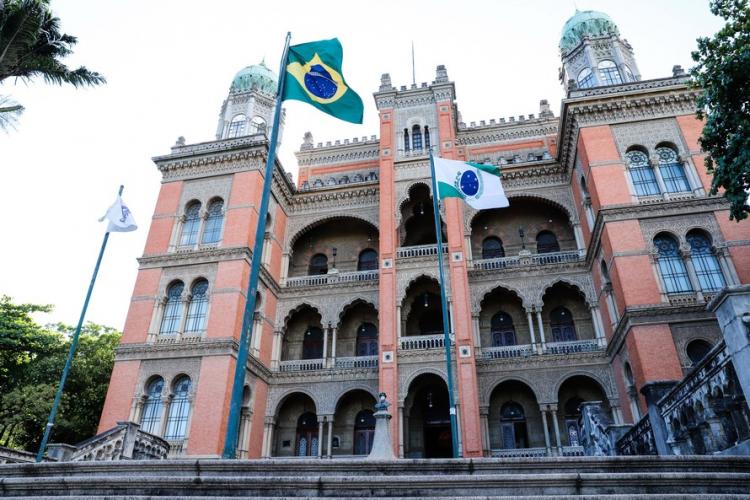 Vacinação contra COVID-19 começa neste mês no Paraná