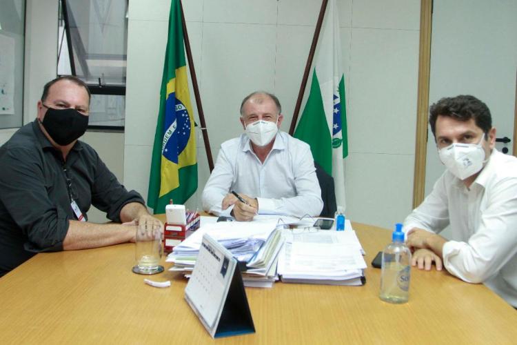 Com uma agenda bastante movimentada, o secretário do Desenvolvimento Urbano e de Obras Públicas (SEDU), João Carlos Ortega, e o diretor-geral, Lúcio Tasso, receberam em seus gabinetes, nesta semana, o deputado Evandro Araújo, juntamente com os prefeitos de Reserva, Lucas Machado, e de Uniflor, Zé Bassi. Na oportunidade trataram de assuntos relacionados a melhorias para suas cidades e população.