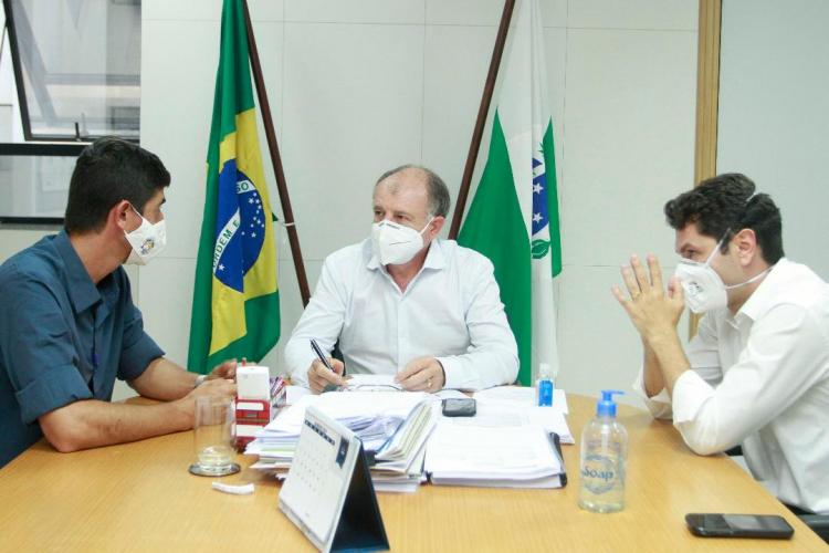 Com uma agenda bastante movimentada, o secretário do Desenvolvimento Urbano e de Obras Públicas (SEDU), João Carlos Ortega, e o diretor-geral, Lúcio Tasso, receberam em seus gabinetes, nesta semana, o deputado Evandro Araújo, juntamente com os prefeitos de Reserva, Lucas Machado, e de Uniflor, Zé Bassi. Na oportunidade trataram de assuntos relacionados a melhorias para suas cidades e população.