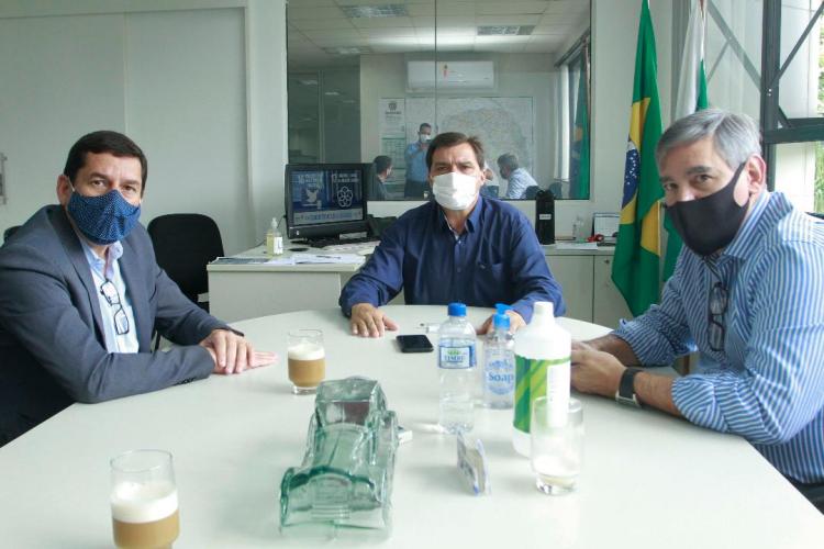 Com uma agenda bastante movimentada, o secretário do Desenvolvimento Urbano e de Obras Públicas (SEDU), João Carlos Ortega, e o diretor-geral, Lúcio Tasso, receberam em seus gabinetes, nesta semana, o deputado Evandro Araújo, juntamente com os prefeitos de Reserva, Lucas Machado, e de Uniflor, Zé Bassi. Na oportunidade trataram de assuntos relacionados a melhorias para suas cidades e população.