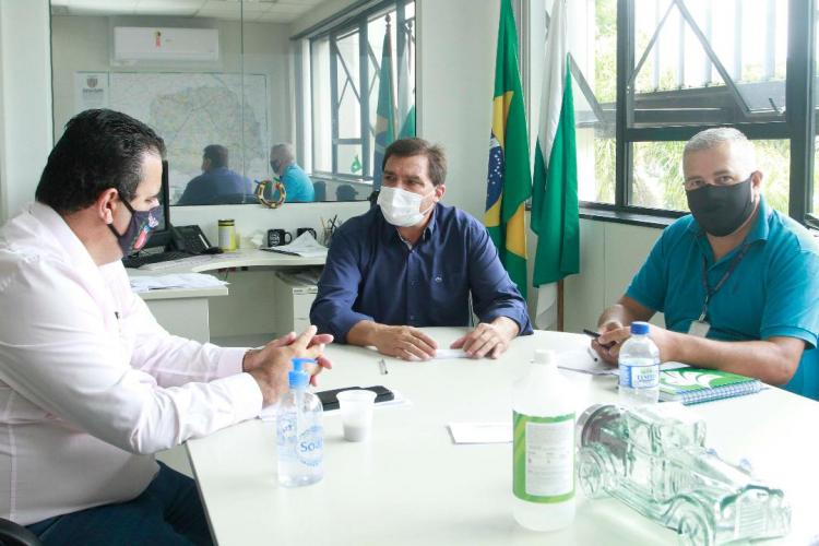 Com uma agenda bastante movimentada, o secretário do Desenvolvimento Urbano e de Obras Públicas (SEDU), João Carlos Ortega, e o diretor-geral, Lúcio Tasso, receberam em seus gabinetes, nesta semana, o deputado Evandro Araújo, juntamente com os prefeitos de Reserva, Lucas Machado, e de Uniflor, Zé Bassi. Na oportunidade trataram de assuntos relacionados a melhorias para suas cidades e população.