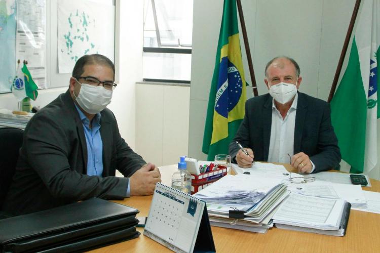 Com uma agenda bastante movimentada, o secretário do Desenvolvimento Urbano e de Obras Públicas (SEDU), João Carlos Ortega, e o diretor-geral, Lúcio Tasso, receberam em seus gabinetes, nesta semana, o deputado Evandro Araújo, juntamente com os prefeitos de Reserva, Lucas Machado, e de Uniflor, Zé Bassi. Na oportunidade trataram de assuntos relacionados a melhorias para suas cidades e população.