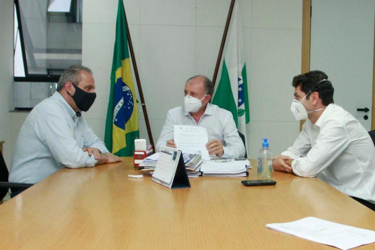 Com uma agenda bastante movimentada, o secretário do Desenvolvimento Urbano e de Obras Públicas (SEDU), João Carlos Ortega, e o diretor-geral, Lúcio Tasso, receberam em seus gabinetes, nesta semana, o deputado Evandro Araújo, juntamente com os prefeitos de Reserva, Lucas Machado, e de Uniflor, Zé Bassi. Na oportunidade trataram de assuntos relacionados a melhorias para suas cidades e população.