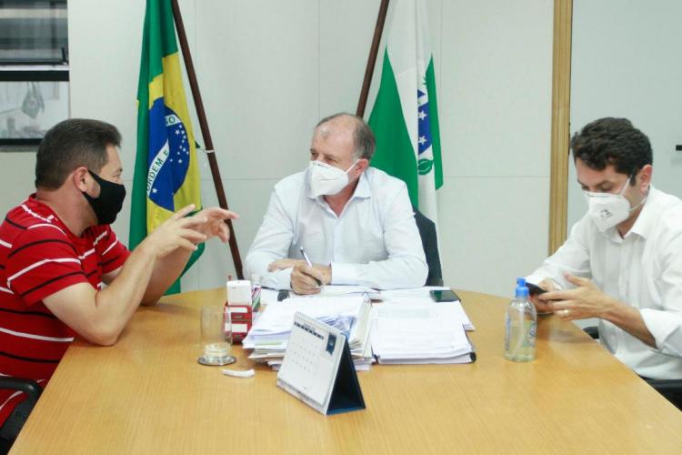 Com uma agenda bastante movimentada, o secretário do Desenvolvimento Urbano e de Obras Públicas (SEDU), João Carlos Ortega, e o diretor-geral, Lúcio Tasso, receberam em seus gabinetes, nesta semana, o deputado Evandro Araújo, juntamente com os prefeitos de Reserva, Lucas Machado, e de Uniflor, Zé Bassi. Na oportunidade trataram de assuntos relacionados a melhorias para suas cidades e população.