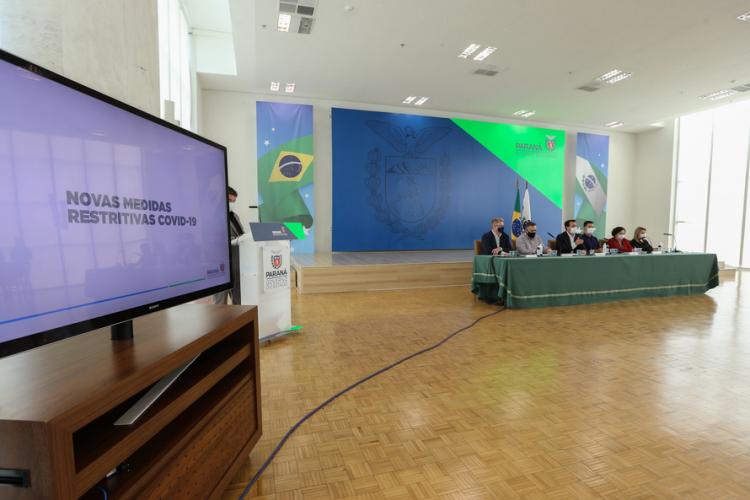 Governo decreta fechamento de atividades não essenciais para conter a COVID-19