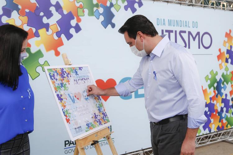 Ação no Palácio Iguaçu une lideranças por conscientização sobre Autismo