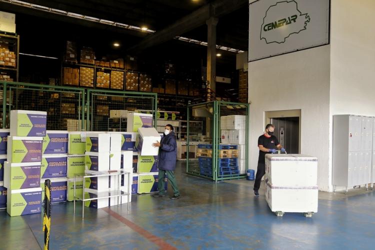 Com nova remessa, Paraná intensifica vacinação de domingo a domingo