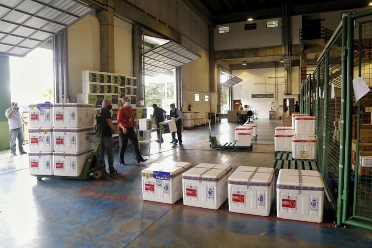 Com nova remessa, Paraná intensifica vacinação de domingo a domingo