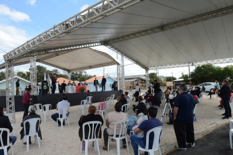 Famílias de São João do Triunfo recebem chaves da casa própria