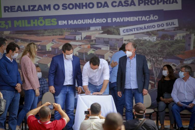Em Centenário do Sul, governador entrega casas populares e libera R$ 3,15 milhões em recursos