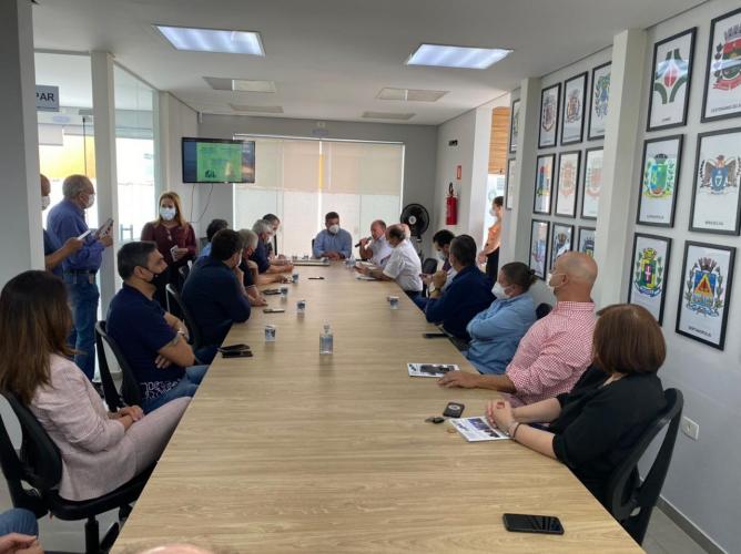 Secretário da SEDU se reúne com 22 prefeitos da AMEPAR em Londrina