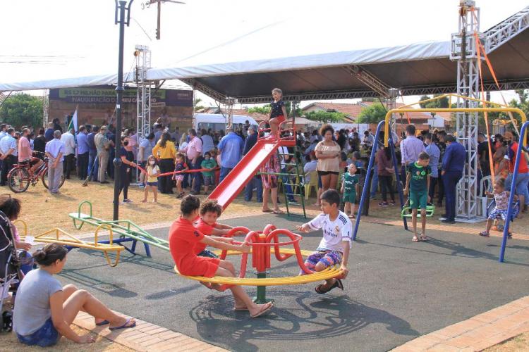 Governador anuncia construção de CMEI e entrega dois “Meu Campinho” em Rolândia