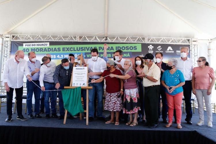 Governador inaugura Condomínio para Idosos com 40 casas em Foz do Iguaçu O governador Carlos Massa Ratinho Junior inaugurou nesta sexta-feira, 22, o Condomínio do Idoso de Foz do Iguaçu. A construção do empreendimento recebeu R$ 4,3 milhões de investimento do Governo do Estado, por meio do programa Casa Fácil Paraná, na modalidade Viver Mais, voltado à oferta de condições dignas de moradia à população acima de 60 anos. O novo Conjunto Residencial da cidade, na região Oeste do Estado, conta com 40 casas ada