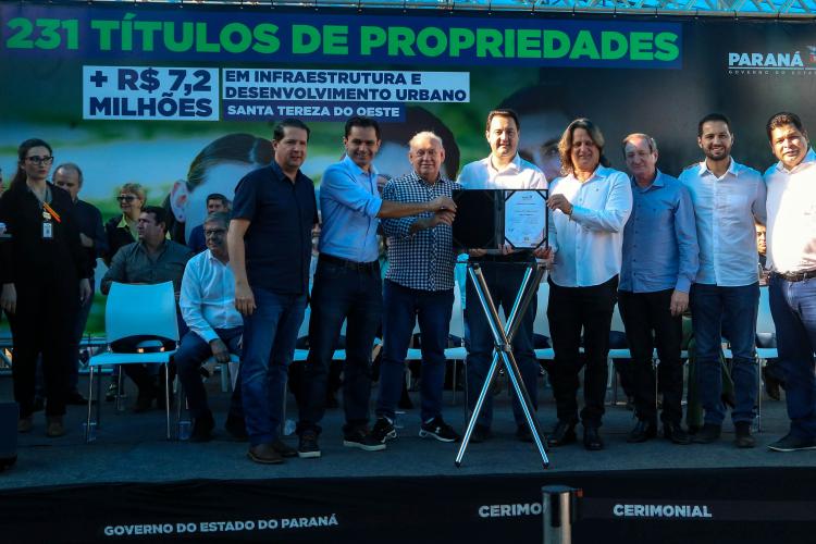 Governador entrega Títulos de Propriedade e libera R$ 7 milhões para Santa Tereza do Oeste
