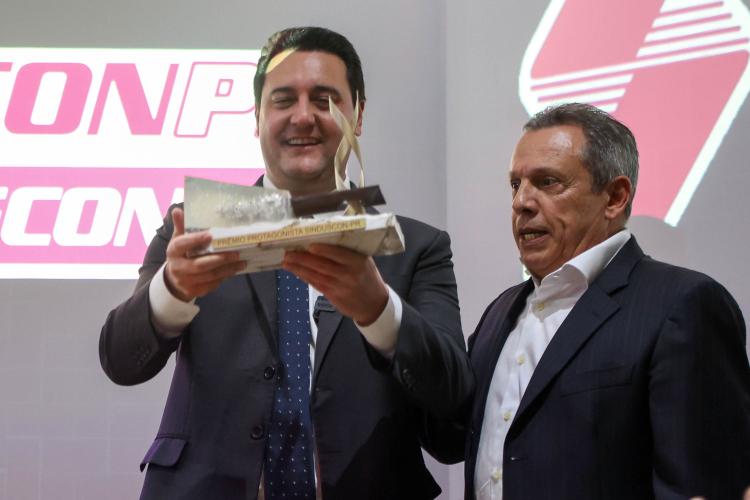 Com investimento de R$ 800 milhões, governador anuncia construção de 40 mil moradias