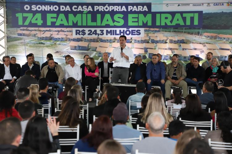 Governador entrega chaves da Casa Própria a 174 famílias de Irati