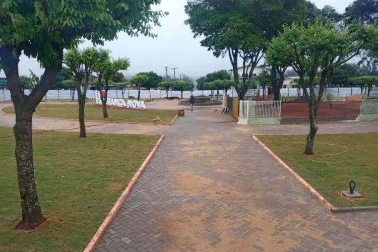 Estado repassa R$ 2,64 milhões para pavimentação em Esperança Nova Esperança Nova, no Noroeste do Paraná, vai investir R$ 2,64 milhões em pavimentação de duas das principais Ruas da Cidade. Esperança Nova tem 1.849 habitantes (IBGE, 2022) e é o Município com a quarta menor população do Estado. O recurso foi liberado pelo Governo do Paraná, via Secretaria das Cidades (SECID). O Edital que autoriza o início das obras foi encaminhado nesta quinta-feira, 13, para a Prefeitura municipal. Para o secretário da SEC