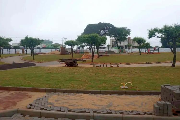 Estado repassa R$ 2,64 milhões para pavimentação em Esperança Nova Esperança Nova, no Noroeste do Paraná, vai investir R$ 2,64 milhões em pavimentação de duas das principais Ruas da Cidade. Esperança Nova tem 1.849 habitantes (IBGE, 2022) e é o Município com a quarta menor população do Estado. O recurso foi liberado pelo Governo do Paraná, via Secretaria das Cidades (SECID). O Edital que autoriza o início das obras foi encaminhado nesta quinta-feira, 13, para a Prefeitura municipal. Para o secretário da SEC