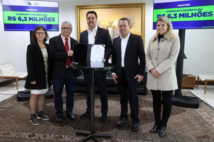 Governador libera mais R$ 27,1 milhões do Programa Asfalto Novo, Vida Nova O governador Carlos Massa Ratinho Junior liberou nesta terça-feira, 15, mais R$ 27,1 milhões do Programa Asfalto Novo, Vida Nova que vão viabilizar a pavimentação de Ruas e Projetos de Iluminação Pública em mais cinco Municípios paranaenses: Planaltina do Paraná, Pinhal de São Bento, Miraselva, Farol e Amaporã. Desse total, R$ 25,9 milhões são recursos a fundo perdido do Governo do Estado e R$ 1,2 milhão corresponde a contrapartidas