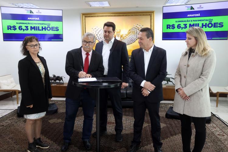 Governador libera mais R$ 27,1 milhões do Programa Asfalto Novo, Vida Nova O governador Carlos Massa Ratinho Junior liberou nesta terça-feira, 15, mais R$ 27,1 milhões do Programa Asfalto Novo, Vida Nova que vão viabilizar a pavimentação de Ruas e Projetos de Iluminação Pública em mais cinco Municípios paranaenses: Planaltina do Paraná, Pinhal de São Bento, Miraselva, Farol e Amaporã. Desse total, R$ 25,9 milhões são recursos a fundo perdido do Governo do Estado e R$ 1,2 milhão corresponde a contrapartidas