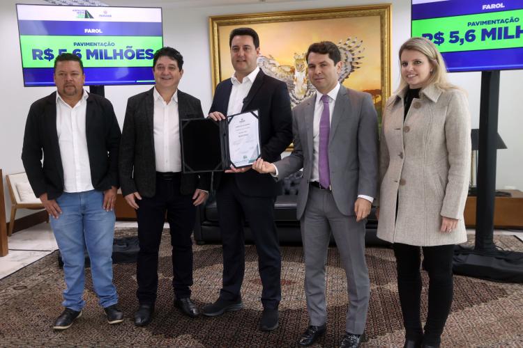 Governador libera mais R$ 27,1 milhões do Programa Asfalto Novo, Vida Nova O governador Carlos Massa Ratinho Junior liberou nesta terça-feira, 15, mais R$ 27,1 milhões do Programa Asfalto Novo, Vida Nova que vão viabilizar a pavimentação de Ruas e Projetos de Iluminação Pública em mais cinco Municípios paranaenses: Planaltina do Paraná, Pinhal de São Bento, Miraselva, Farol e Amaporã. Desse total, R$ 25,9 milhões são recursos a fundo perdido do Governo do Estado e R$ 1,2 milhão corresponde a contrapartidas